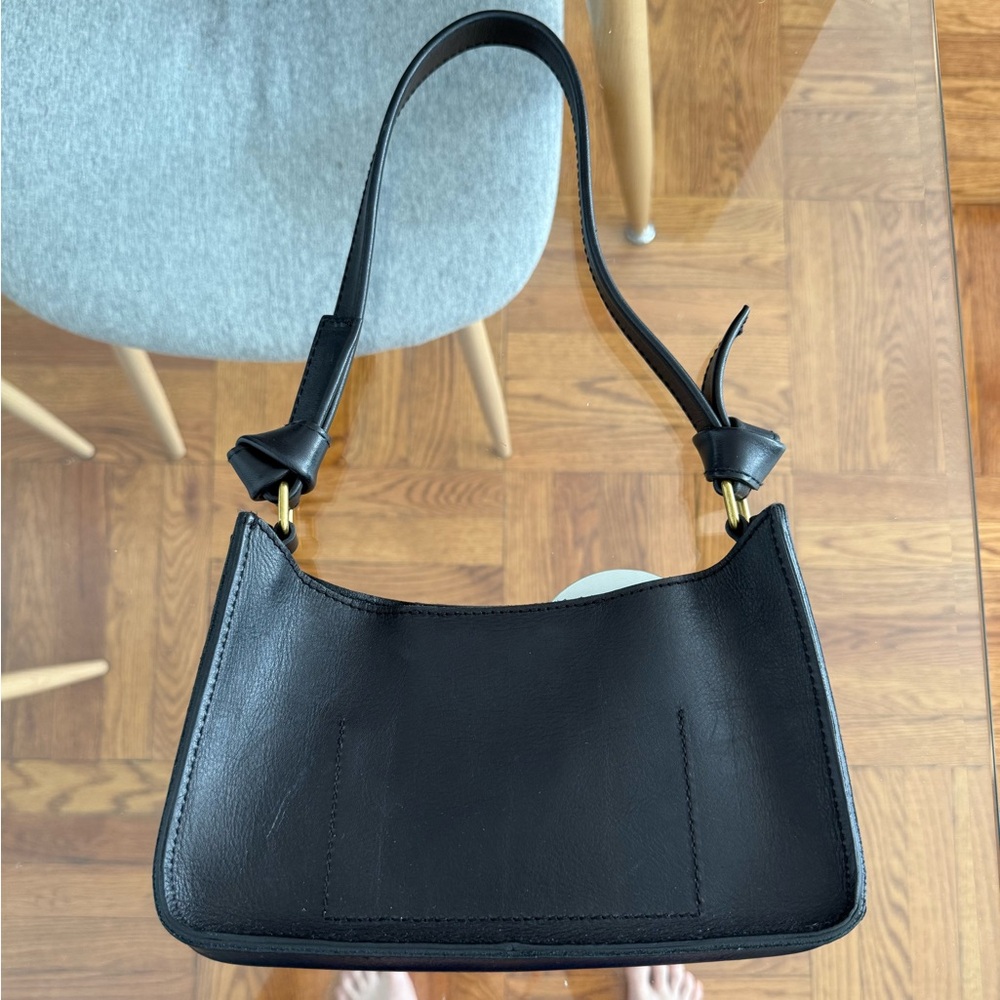 Madewell Sydney shoulder bag in black!